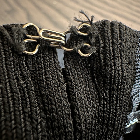 Guess Size Small Black Bandage Keyhole Crop Top (Like New) - Picture 4 of 11